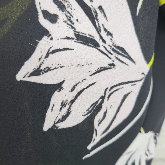 Halogen Women's Black Neon Yellow/White Floral Short Sleeve Ruffle Hem Top Sz M - Picture 2 of 13